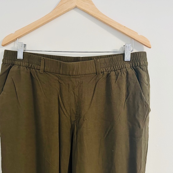 Old Navy | Pull On Straight Leg Ankle Length Pant Olive Green with Pockets - Picture 2 of 12